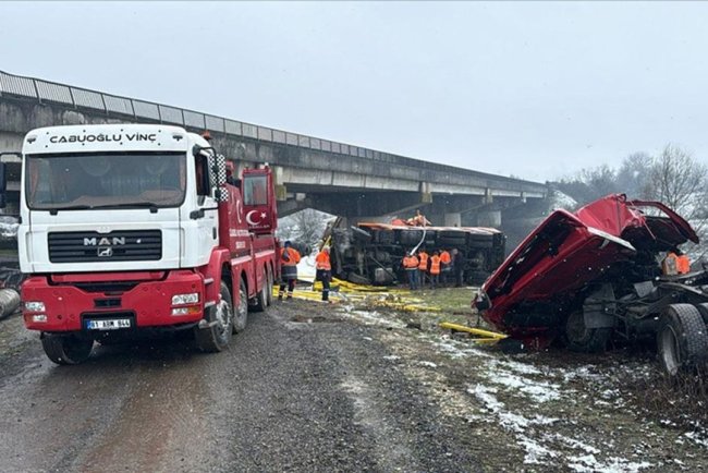Düzce'de kar küreme aracı ile tırın köprüden devrildiği kazada sürücüler öldü