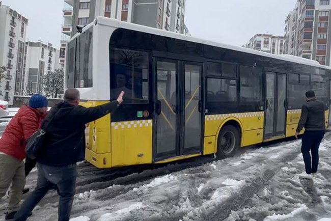 İstanbul'da kar yağışı dolayısıyla yarın okullar tatil edildi