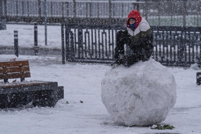 İstanbul'un bazı ilçelerinde kar yağışı etkisini sürdürüyor