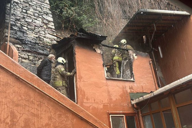 Fatih'te cami müştemilatında çıkan yangın söndürüldü