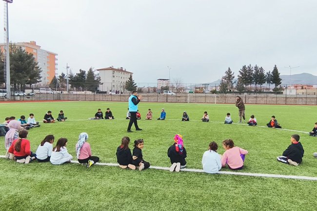 Camiden halı sahaya