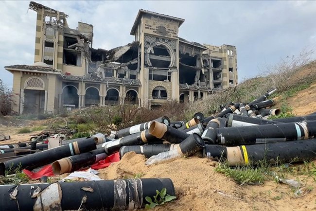 İşgalciler duvarına ırkçı sloganlar yazdığı Gazze'deki üniversiteyi mühimmat çöplüğüne çevirdi