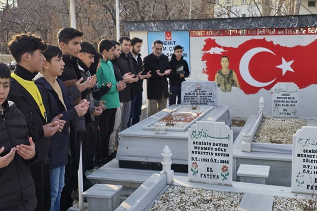 Ercişli gençlerden şehitlere vefa