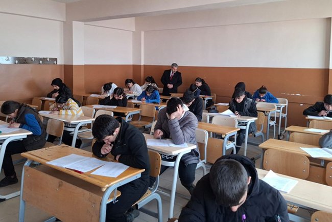 Tutak'ta "Gençlik Okuyor" yarışma sınavı yapıldı