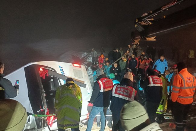 Bingöl'de yolcu otobüsünün devrilmesi sonucu 4 kişi öldü, 32 kişi yaralandı