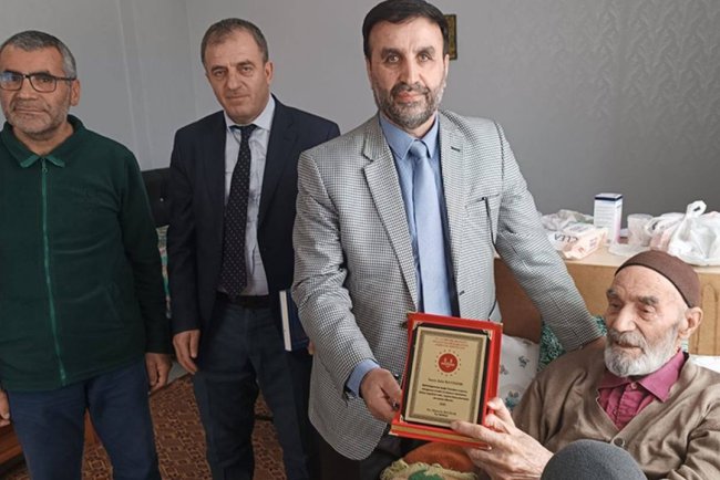 91 Yaşındaki hayırsever evini satarak camilere bağışladı