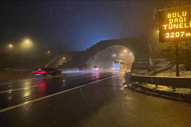Bolu Dağı'nda kar yağışı etkili oluyor