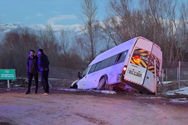 Erzincan'da öğrenci servisinin sulama kanalına düştüğü kazada 11 kişi yaralandı