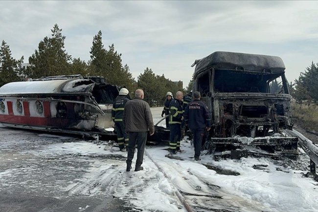 Adana'da otoyolda devrilen akaryakıt tankerinde yangın çıktı