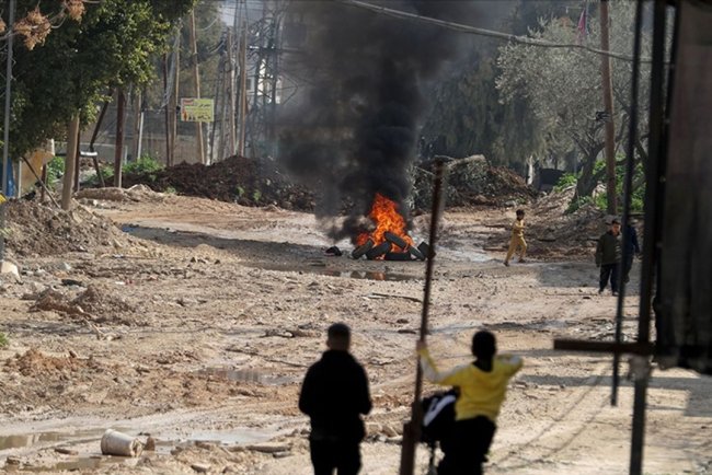 Filistinli aile işgalcilerin saldırısı altındaki Cenin'de her şeye rağmen evlerini terk etmiyor