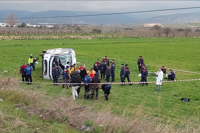 Denizli'de öğrencileri taşıyan servis midibüsü devrildi, 2 ölü, 26 yaralı