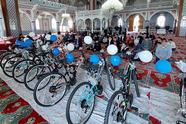 Camiye gelen çocuklar sevindirildi