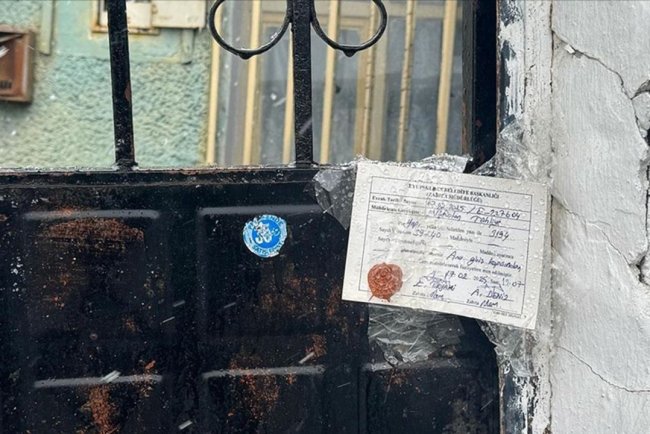 Gaziosmanpaşa'da toprak kaymasında hasar gören 3 bina tahliye edildi