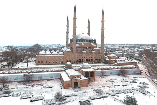 Selimiye Camii kar yağışıyla başka bir güzelliğe büründü