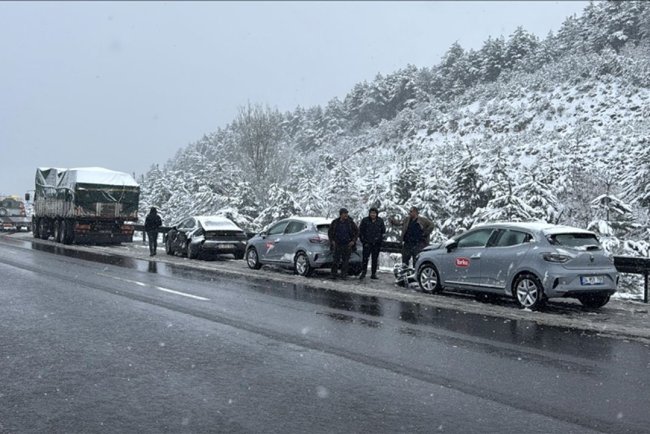 Anadolu Otoyolu'nun Bolu kesiminde 6 aracın karıştığı trafik kazalarında 1 kişi yaralandı