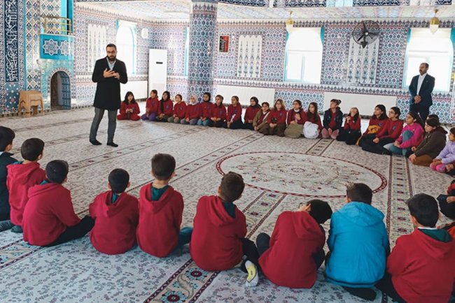 Kozluk'ta gençler camide buluştu