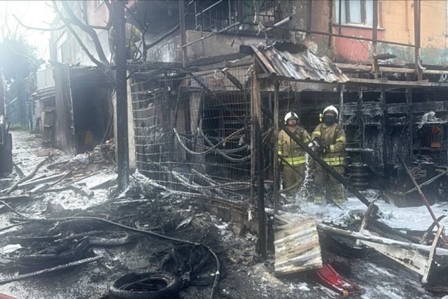 Başakşehir'de apartman yangınında mahsur kalan 15 kişi kurtarıldı