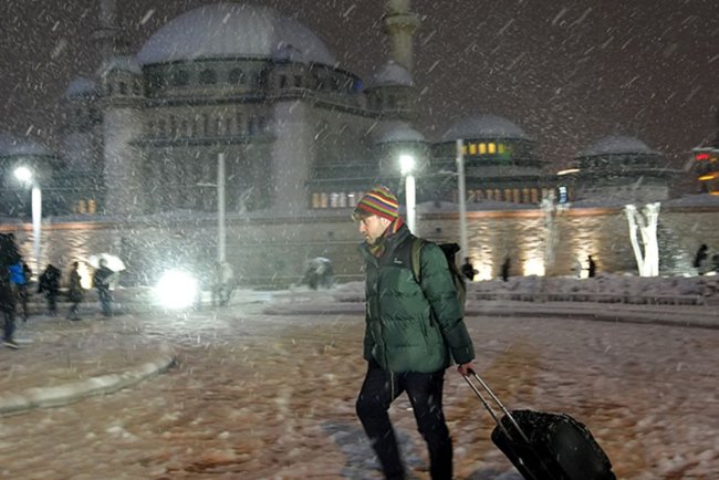 İstanbul'da kar şiddetini artırarak devam ediyor