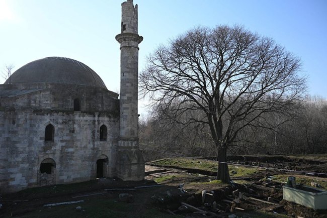 Tunca Nehri kenarındaki 5,5 asırlık camide onarım çalışmaları sürüyor