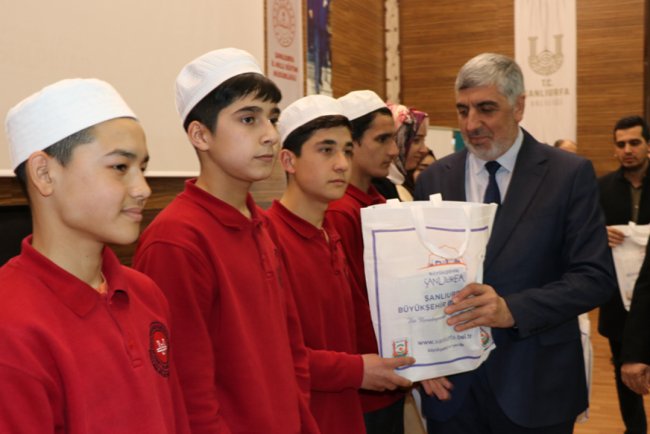 Hafız öğrencilere tablet hediye edildi