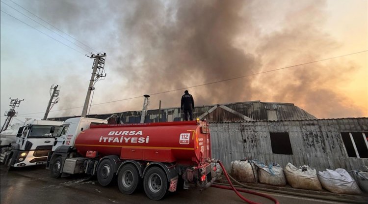 Bursa'da geri dönüşüm tesisinde başlayıp tekstil fabrikasına sıçrayan yangına müdahale ediliyor