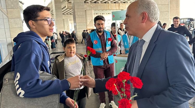 Umreden dönen hafız öğrenciler güllerle karşılandı