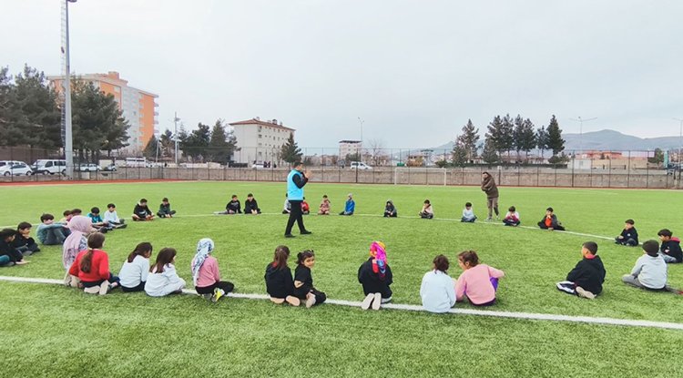 Camiden halı sahaya