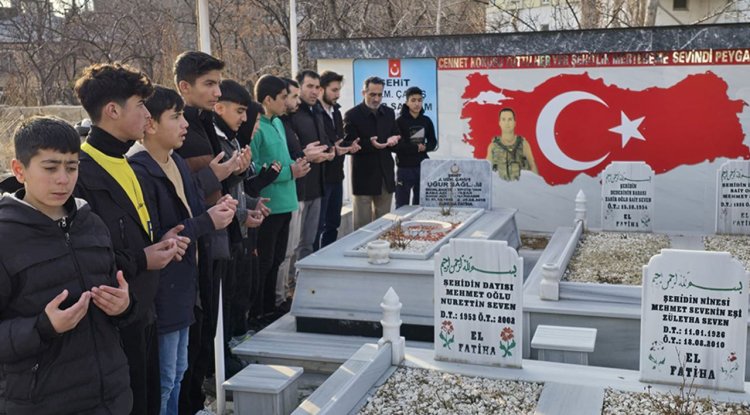 Ercişli gençlerden şehitlere vefa