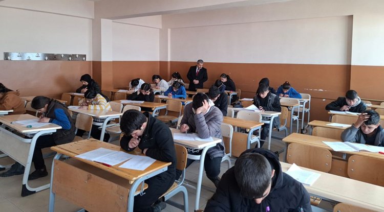 Tutak'ta "Gençlik Okuyor" yarışma sınavı yapıldı
