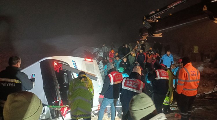 Bingöl'de yolcu otobüsünün devrilmesi sonucu 4 kişi öldü, 32 kişi yaralandı