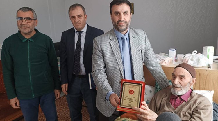 91 Yaşındaki hayırsever evini satarak camilere bağışladı