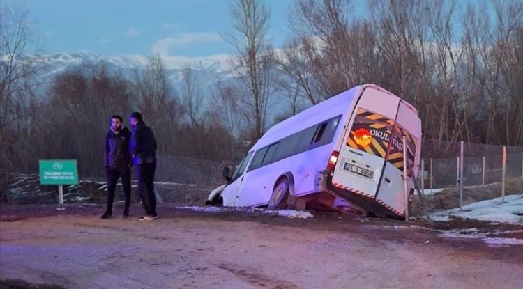Erzincan'da öğrenci servisinin sulama kanalına düştüğü kazada 11 kişi yaralandı