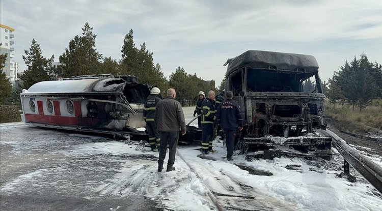 Adana'da otoyolda devrilen akaryakıt tankerinde yangın çıktı
