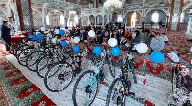 Camiye gelen çocuklar sevindirildi