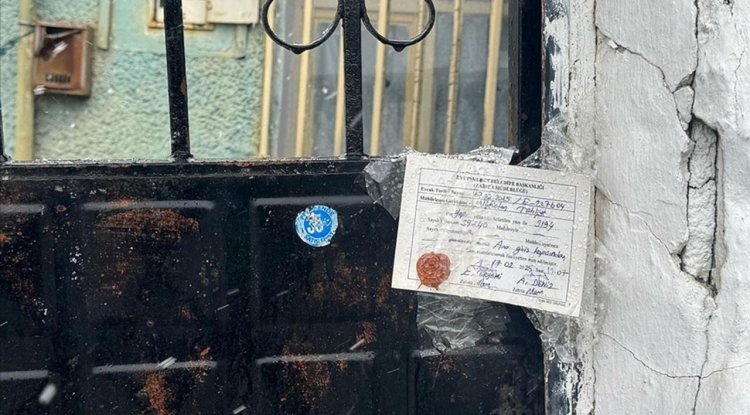 Gaziosmanpaşa'da toprak kaymasında hasar gören 3 bina tahliye edildi