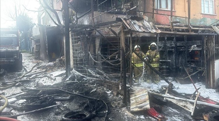 Başakşehir'de apartman yangınında mahsur kalan 15 kişi kurtarıldı