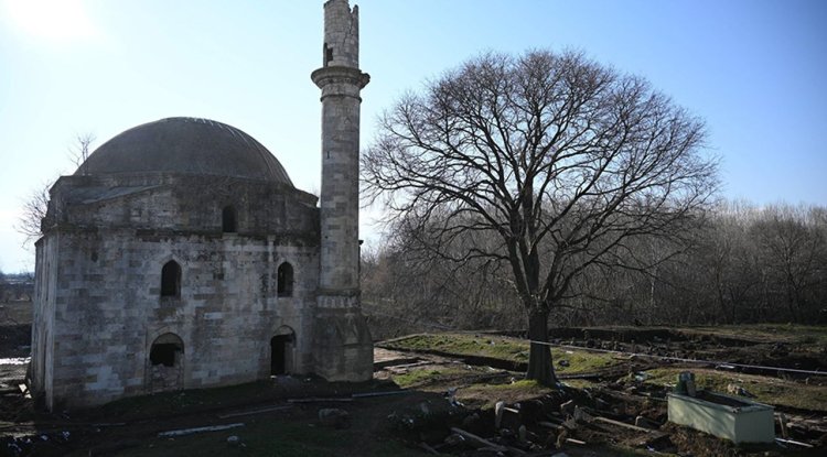 Tunca Nehri kenarındaki 5,5 asırlık camide onarım çalışmaları sürüyor