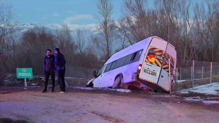 Erzincan'da öğrenci servisinin sulama kanalına düştüğü kazada 11 kişi yaralandı