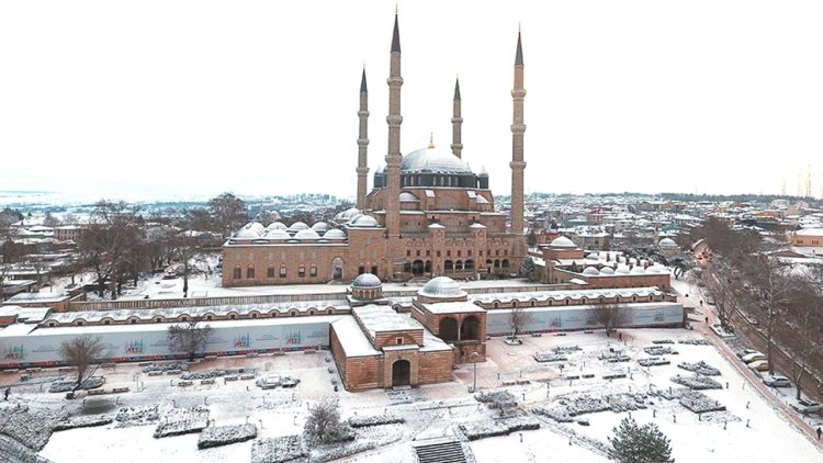 Selimiye Camii kar yağışıyla başka bir güzelliğe büründü