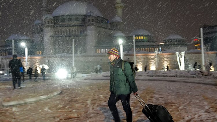 İstanbul'da kar şiddetini artırarak devam ediyor