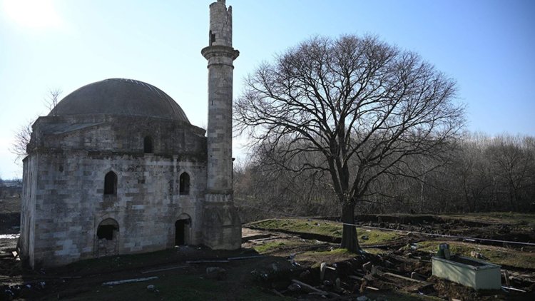 Tunca Nehri kenarındaki 5,5 asırlık camide onarım çalışmaları sürüyor