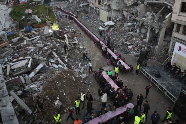 Gazze Şeridi'nin kuzeyinde Filistinliler, yıkım ve enkaz arasında ilk iftarlarını açtı