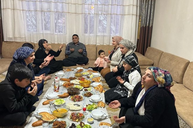 Akşam ezanının en erken okunduğu yerlerden Şemdinli'de ilk iftar yapıldı