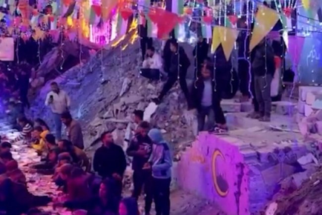 Gazze’de enkazlar arasında ilk sahur: Umut sofraları kuruldu