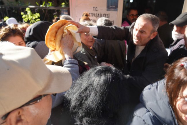 Antalya'da 13 yıllık ramazan geleneği devam ediyor: Günde 650 pide vatandaşlara dağıtılıyor