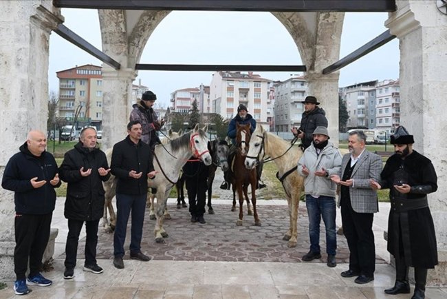 İspanya'dan at sırtında kutsal topraklara giden 3 hacı adayı Edirne'den dualarla uğurlandı