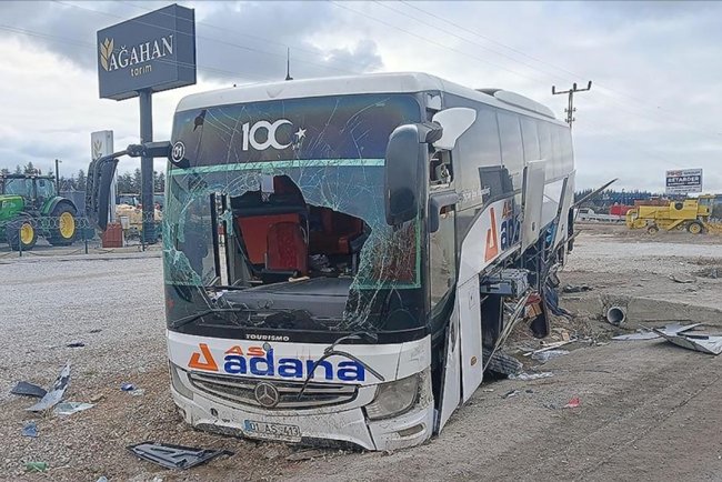 Ankara'da yolcu otobüsünün beton bariyere çarptığı kazada 16 kişi yaralandı