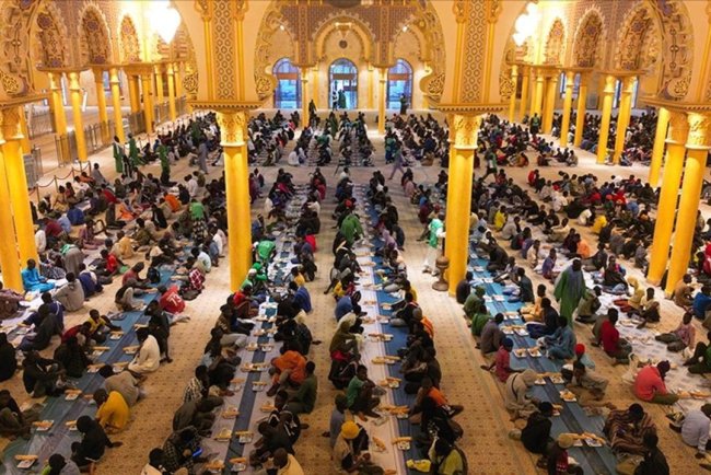 Batı Afrika'nın en büyük camisinde ilk iftar heyecanı