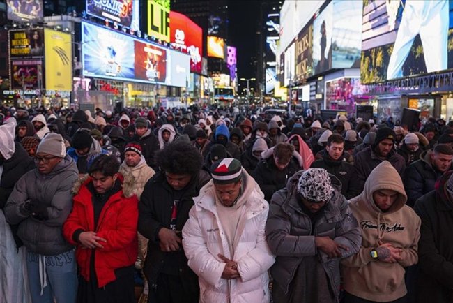 ABD'deki Times Meydanı'nda bir araya gelen Müslümanlar teravih namazı kıldı