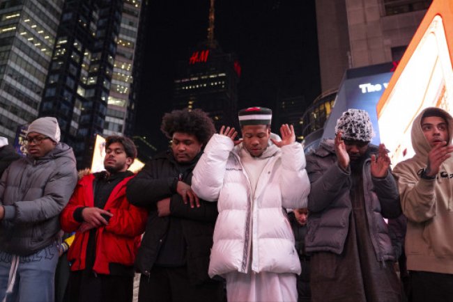 New York Times Meydanı’nda Ramazan coşkusu: Bir araya gelen binlerce Müslüman teravih namazı kıldı